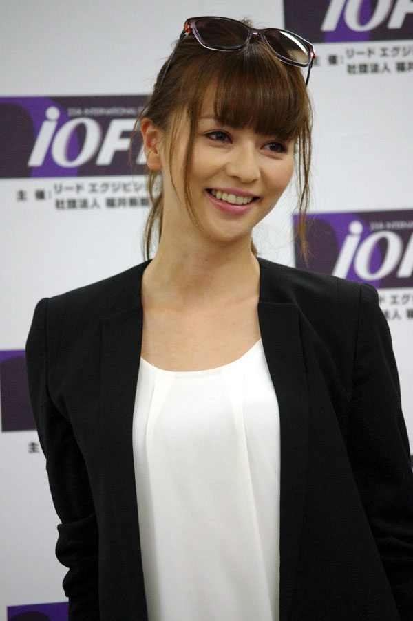 香里奈さん、メガネ ベストドレッサー賞を受賞～「メガネもファッションと一緒で個性だと思う」 メガネトピックス GLAFAS（グラファス