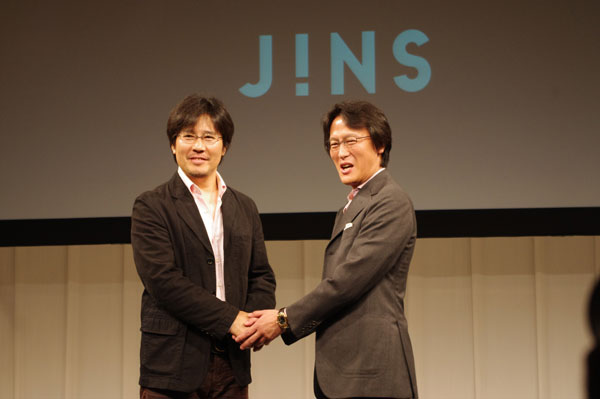 JINS（ジンズ）田中社長と鄭秀和氏のツーショット