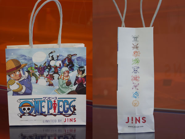 【アニメ「ワンピース」LIMITED BY JINS】を買うと、この袋に入れてもらえる。側面にはそれぞれのキャラクターの海賊旗マークが入っている。
