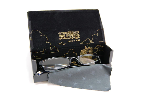 この日限定先行販売されたのが、メガネ「ルフィ」イメージ（OP-001）。ケースとメガネ拭きも特別仕様となっている。