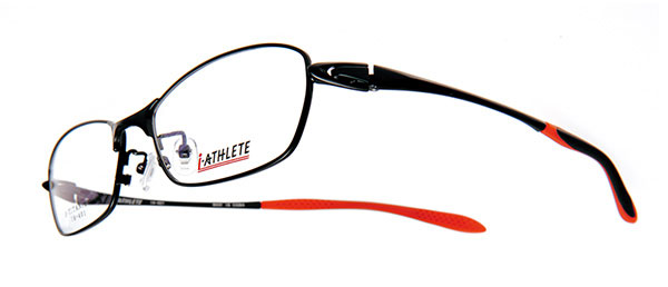 眼鏡市場 i-ATHLETE（アイ・アスリート） IA-401（スクエアタイプ）。カラー：BKM（写真）、BLU、BR。価格：18,900円（レンズ込み）。