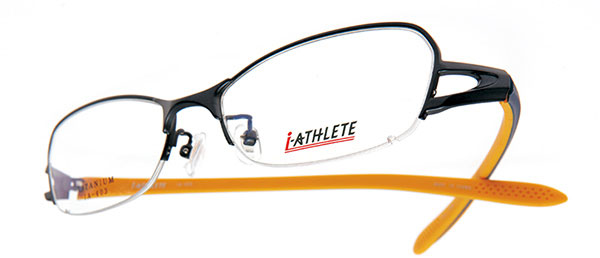 眼鏡市場 i-ATHLETE（アイ・アスリート） IA-403（スクエアナイロールタイプ）。カラー：NVM（写真）、WI、DGR。価格：18,900円（レンズ込み）。