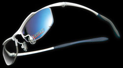 眼鏡市場の i-ATHLETE（アイ・アスリート）。「軽さと装着感にこだわったスポーツ専用設計」となっている。