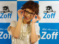 Zoff（ゾフ）のオープン10周年を記念したダイヤモンド付きメガネを掛ける西山茉希さん。