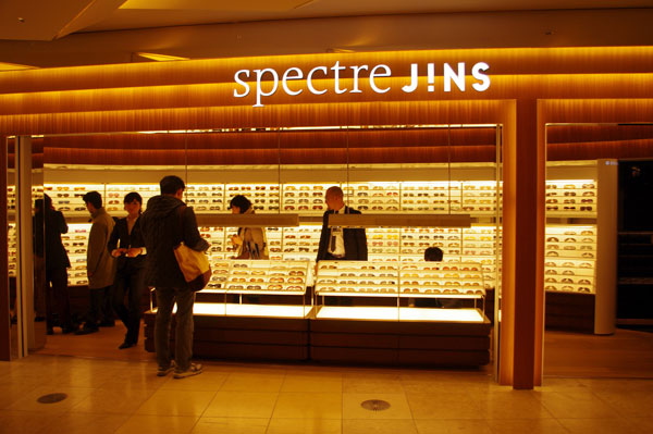 spectre JINS（スペクトル ジンズ）六本木ヒルズ店。価格以上の高級感にあふれるショップとなっている。