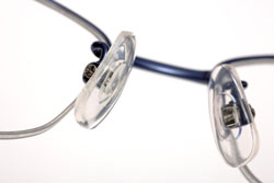 眼鏡市場の ZEROGRA（ゼログラ）の鼻あてはカタチや素材にもこだわりが。image by メガネトップ。