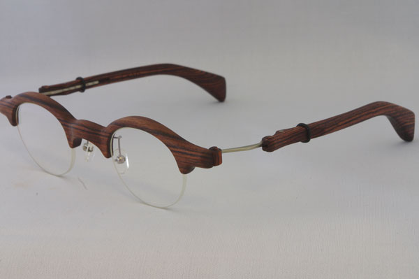 木製メガネ CRAD（クラッド）。希望小売価格：200,000円。テンプル（つる）は長さが調節できるので、耳にしっかりとフィットする。