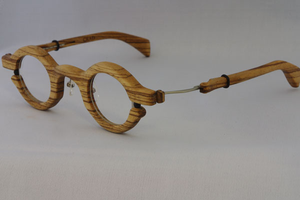 木製メガネ CRAD（クラッド） ふちありタイプ。希望小売価格：250,000円。