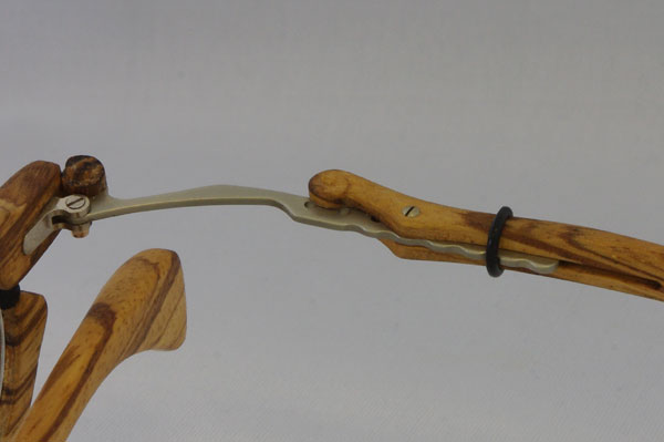 木製メガネ CRAD（クラッド）は、テンプル（つる）の根元に金属のパーツを組み合わせることで、長さが調節できるようになっている。