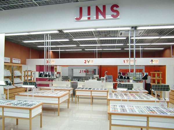 JINS（ジンズ）天津店。店舗デザインや什器も日本と同様のものとなっている。