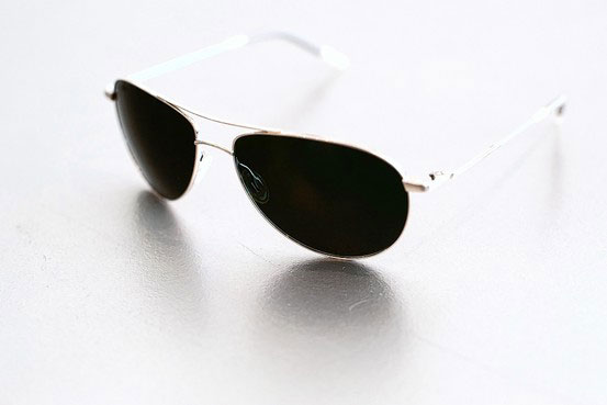 ラリー氏が休日に掛けているというサングラス Oliver Peoples（オリバーピープルズ） Benedict。