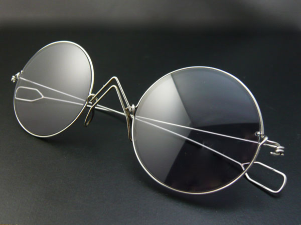 （写真1）「眼鏡作家」伊藤正人氏が創作したメガネ。imege by MASATO ITO Eyeware Works  