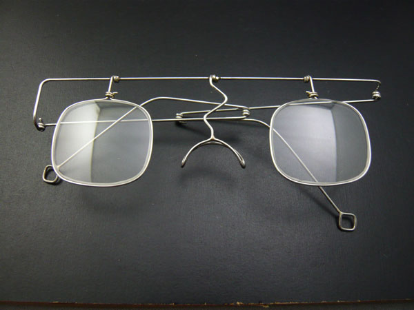 （写真2）「眼鏡作家」伊藤正人氏が創作したメガネ。imege by MASATO ITO Eyeware Works
