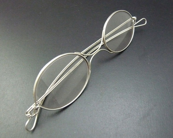 （写真3）「眼鏡作家」伊藤正人氏が創作したメガネ。imege by MASATO ITO Eyeware Works