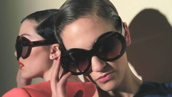 （写真1）Some Like It Hot - Oliver Goldsmith on Vimeo より。クラシカルなビッグシェイプサングラスは、OLIVER GOLDSMITH（オリバー ゴールドスミス）の得意とするところ。