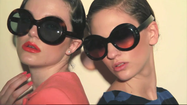 （写真4）Some Like It Hot - Oliver Goldsmith on Vimeo より。サングラスはもちろん、コーディネートにも注目。