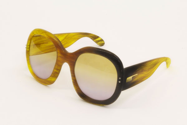 Hair Glasses「big」 by STUDIO SWINE。テンプル（つる）には「くし」のモチーフが。