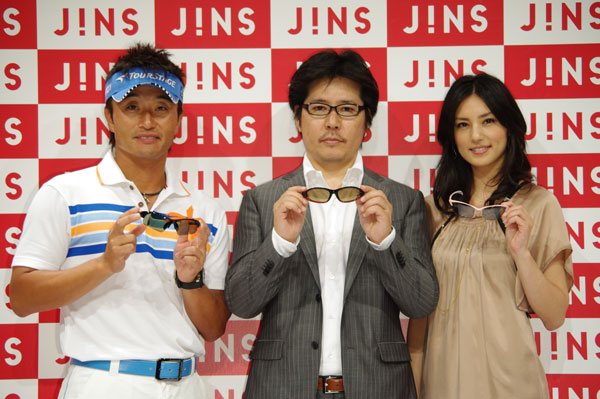 【写真1】（左より）プロゴルファー 宮本勝昌氏、JINS（ジンズ）を運営するジェイアイエヌの社長 田中 仁氏、ファッションモデル相沢紗世さん。相沢紗世さんは、JINS Golf（ジンズゴルフ）とともに発表されたランニング専用サングラス JINS Run（ジンズラン）のデザインを監修。