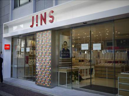 （写真3）JINS（ジンズ）天神西通り店。image by JINS