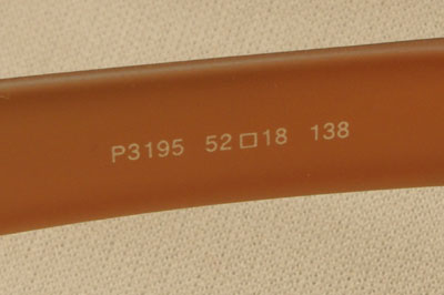 （写真3）テンプル（つる）の内側に「52□18 138」とフレームのサイズが表記されている。ちなみに、このフレームは韓国製。メガネのサイズ表記は世界共通なのだ