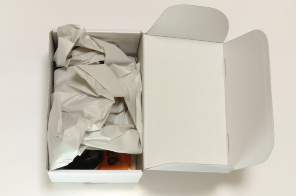 （写真2）箱を開けてみると、わら半紙のようなものが緩衝材として入っていた