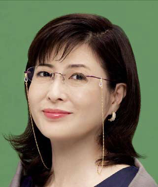 （写真7）眼鏡市場の新CMには女優の岡江久美子さんが出演。image by メガネトップ