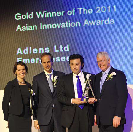 （写真3）Asian Innovation Awards 2011 表彰式にて。（左から）ウォール・ストリート・ジャーナル アジア 発行人 クリスティーン・ブレンドル氏、クレディ・スイス アジア・太平洋地域プライベートバンキング部門 副代表 フランシスコ・フェラーリ氏、アドレンズ・ジャパン株式会社 代表取締役社長 中島義展氏、英国元首相 ジョン・メージャー氏。image by　アドレンズ・ジャパン