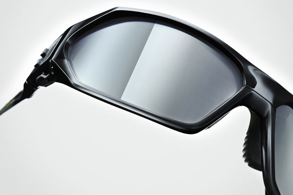 （写真1）NIKE（ナイキ） SPARQ Vapor Strobe Eyewear には特殊な液晶レンズがついている。