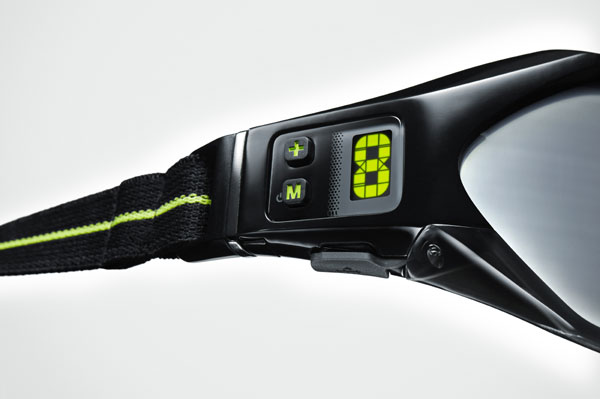 （写真4）NIKE（ナイキ） SPARQ Vapor Strobe Eyewear は「ストロボ効果」のスピードを調節するスイッチがついている。
