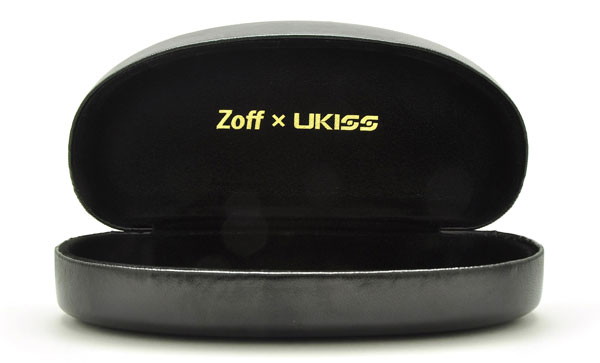 （写真8）U-KISS（ユー・キス）オリジナルメガネケース。内側には「Zoff × U-KISS」のロゴ入り。image by インターメスティック