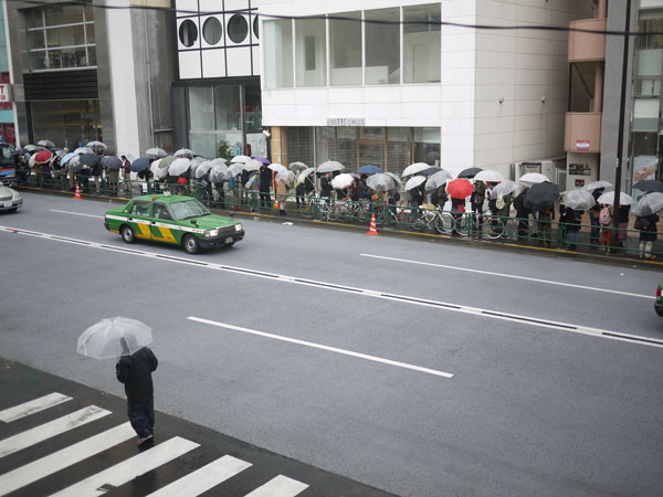 （写真3）割引クーポンを求める行列は、最大300mにまで達した。image by JINS