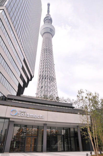 （写真1）東京スカイツリーの足元に位置するソラマチ（ソラミ 坂ひろば） image by 東武鉄道