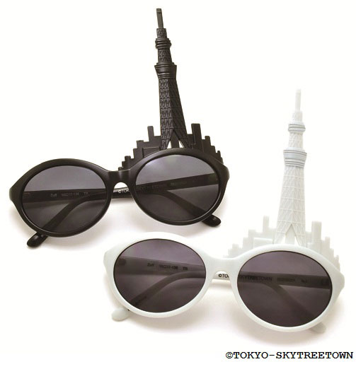 （写真1）TOKYO SKYTREE TOWN SUNGLASSES（東京スカイツリータウン サングラス）。（上）夜バージョン（ブラック）、（下）昼バージョン（ホワイト）。価格：1,260円。image by インターメスティック