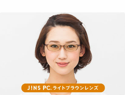 （写真6）JINS PC ライトブラウンレンズの着用イメージ。