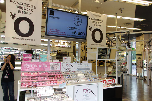 OWNDAYS（オンデーズ）池袋西口店の入口には、（取材当時）イチ押しの AIR Ultem（エール ウルテム）や OWNDAYS × Made with SWAROVSKI ZIRCONIAが並んでいる。image by GLAFAS【クリックして拡大】