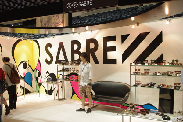 （写真5）ブランドロゴとイラストで彩られた SABRE（セイバー）のブース。image by GLAFAS【クリックして拡大】