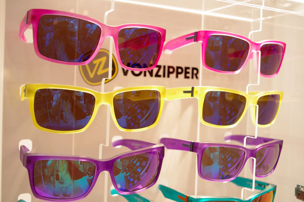 （写真11）VONZIPPER（ボンジッパー）2013年SS新作より。透け感がありポップなカラーのフレームと、ミラーコートのレンズとの組み合わせがカッコいい。image by GLAFAS【クリックして拡大】