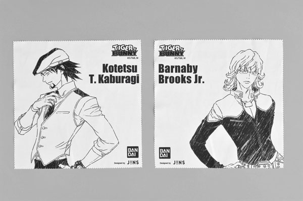 （写真5）「TIGER & BUNNY コラボレーションアイウエア　Designed by JINS」オリジナルセリート（メガネ拭き）。（左）「鏑木・T・虎徹（かぶらぎ・T・こてつ）」仕様。（右）「バーナビー・ブルックス Jr.」仕様。image by バンダイ【クリックして拡大】