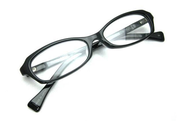 （写真1）Opticien Loyd（オプティシャン ロイド）Public 002M。カラー：1（ブラック）価格：18,900円。