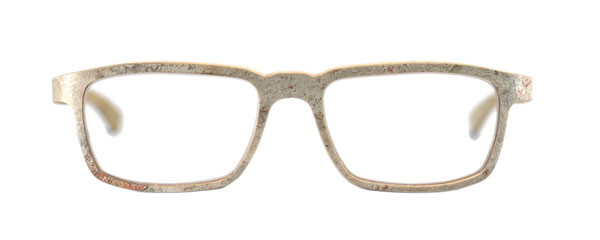 （写真10）natural eyewear [woodstone collection | model silverstone]。 合板をベースにし、頁岩（けつがん）の薄板を巧みに使用したフレーム