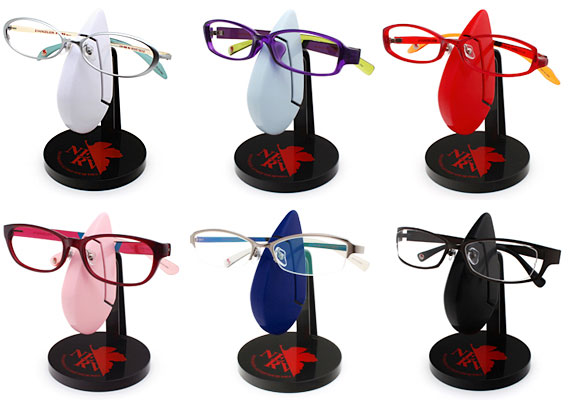 （写真）EVANGELION×JINS オリジナルメガネセット オリジナルメガネスタンド。（左上から時計回りに）レイ、シンジ、アスカ、マリ、カヲル、ゲンドウ。