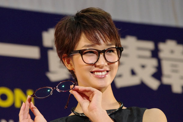 （写真5）副賞の「KAMURO（カムロ）jasmine」を手にする剛力彩芽さん。image by GLAFAS【クリックして拡大】 