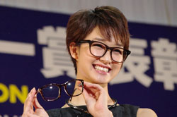剛力彩芽さん、メガネ ベストドレッサー賞を受賞～「プライベートではメガネ大好き」