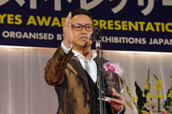 宮本亜門さん、メガネ ベストドレッサー賞を受賞～「演出家としての仕事にはメガネが最も大切」