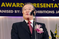 森本 敏 防衛大臣、メガネ ベストドレッサー賞を受賞～「メガネを作るなら日本に限る」