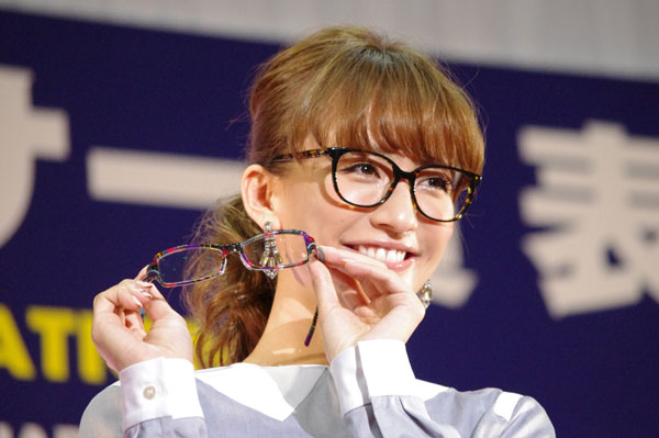（写真3）優木まおみさんが手にしているのは、副賞のメガネ BOZ（ボズ）のSunshine（サンシャイン）image by GLAFAS【クリックして拡大】