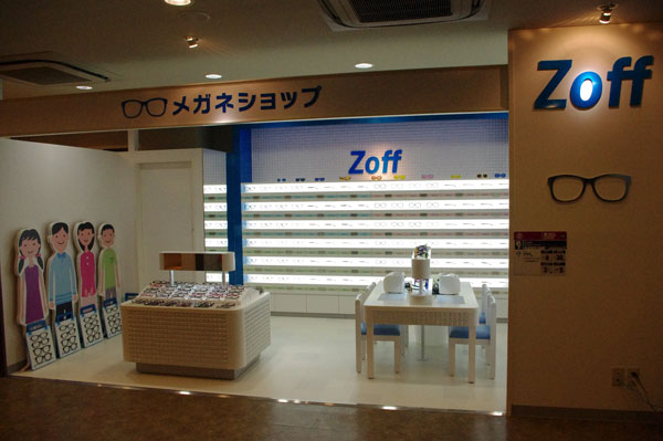 キッザニア東京の Zoff（ゾフ）「メガネショップ」パビリオン。image by GLAFAS【クリックして拡大】