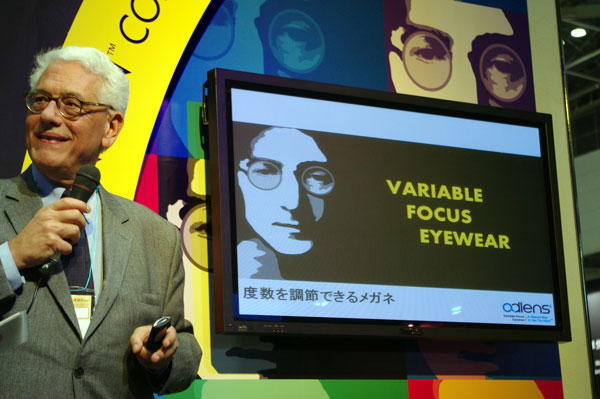 「JOHN LENNON（ジョン・レノン）」について語る adlens（アドレンズ）のエグゼクティブ・チェアマン Michael C. Ferrara（マイケル・C・フェラーラ）氏。image by GLAFAS【クリックして拡大】