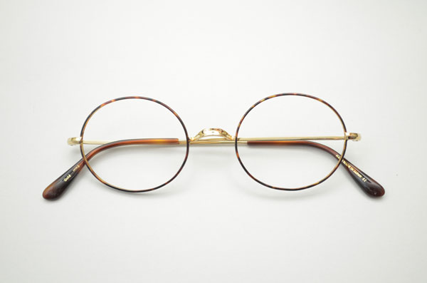 （写真2）OLIVER GOLDSMITH（オリバー ゴールドスミス）× Continuer（コンティニュエ）別注・限定モデル Oliver OVAL/PRO 48 カラー：ゴールド MMS 価格：30,450円。 image by Continuer【クリックして拡大】