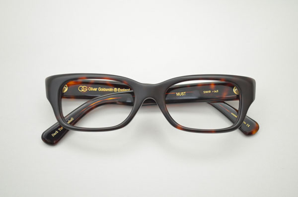 （写真8）OLIVER GOLDSMITH（オリバー ゴールドスミス）× Continuer（コンティニュエ）別注・限定モデル。 MUST カラー：Dark Tortoiseshell 価格：31,500円。 image by Continuer【クリックして拡大】